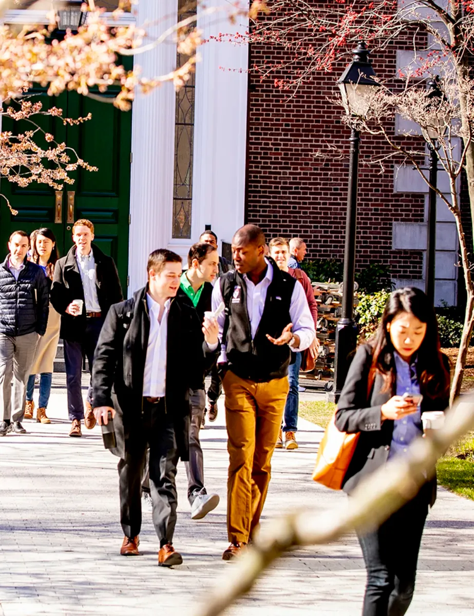 Студенты MBA в кампусе